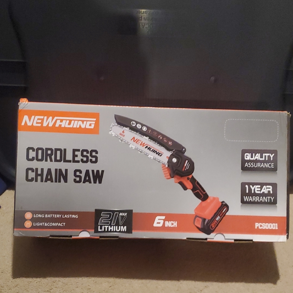 New Huing Cordless Chain Saw. 2 Batteries, Charger & Carry Bag. New In Box.